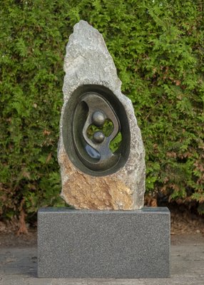 Stenen beeld ruwe lover familie 2 personen, 87 cm hoog, groen