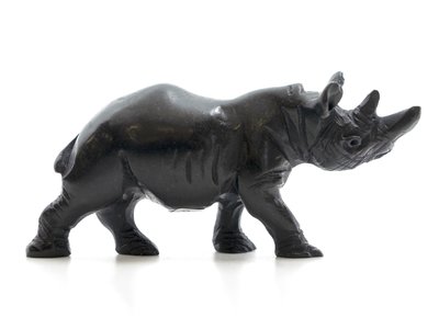 Stenen beeld neushoorn glad 1 dier, 4 cm hoog, zwart