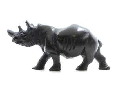 Stenen beeld neushoorn glad 1 dier, 4 cm hoog, zwart