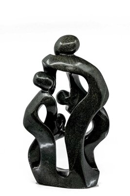 Stenen beeld gezin, familie 4 personen, vader, moeder, ouders en 2 kinderen uniek. 44 cm hoog, groen