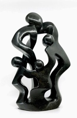 Stenen beeld gezin, familie 4 personen, vader, moeder, ouders en 2 kinderen uniek. 42 cm hoog, groen