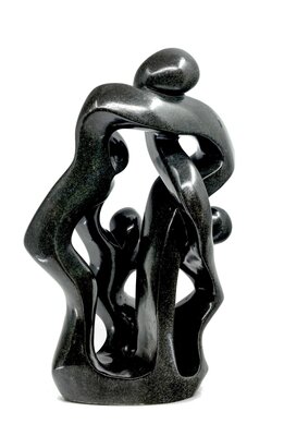 Stenen beeld gezin, familie 4 personen, vader, moeder, ouders en 2 kinderen uniek. 42 cm hoog, groen