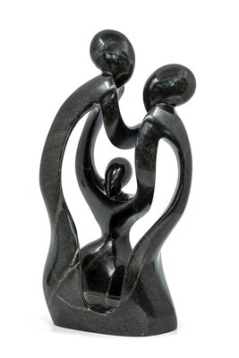 Stenen beeld gezin, familie 3 personen, vader, moeder, ouders en 1 kind uniek. 40 cm hoog, groen