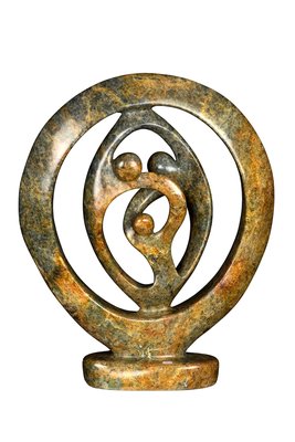 Speksteen beeld drie personen familie | 43 cm hoog | bruin/groen