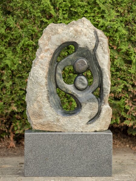 Stenen beeld ruwe lover familie 2 personen, 80 cm hoog, groen