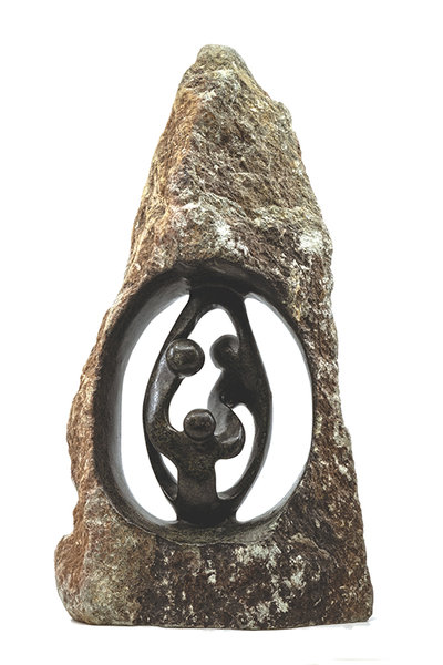 Stenen beeld ruw, gezin en familie 3 personen. Vader, moeder, ouders en 1 kind. 33 cm hoog. Zwart/grijs/bruin