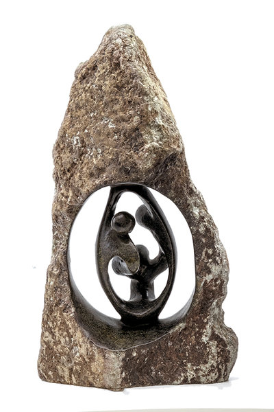 Stenen beeld ruw, gezin en familie 3 personen. Vader, moeder, ouders en 1 kind. 33 cm hoog. Zwart/grijs/bruin