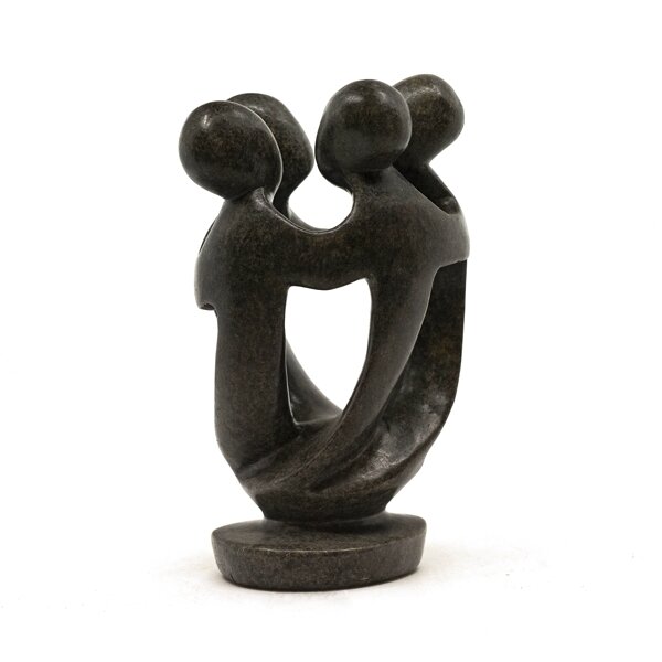 Stenen beeld groep vier personen 20 cm hoog, groen