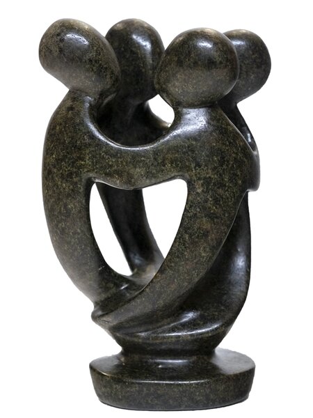 Stenen beeld groep vier personen 20 cm hoog, groen