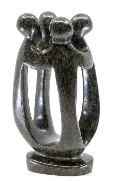 Stenen beeld groep vier personen 18 cm hoog, groen