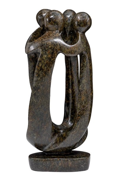 Stenen beeld groep vier personen 25 cm hoog, bruin