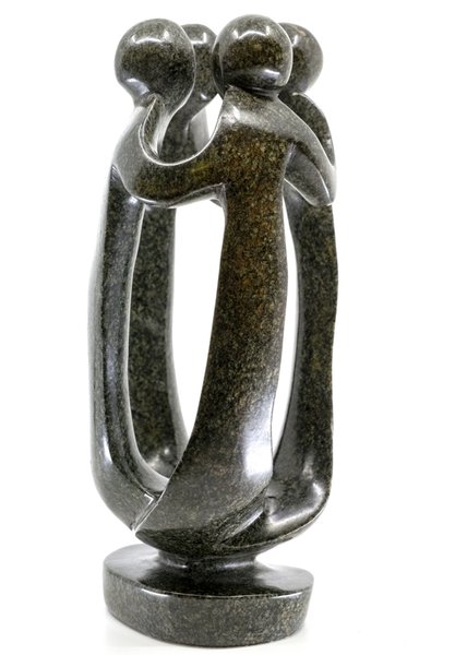 Stenen beeld groep vier personen 25 cm hoog, groen