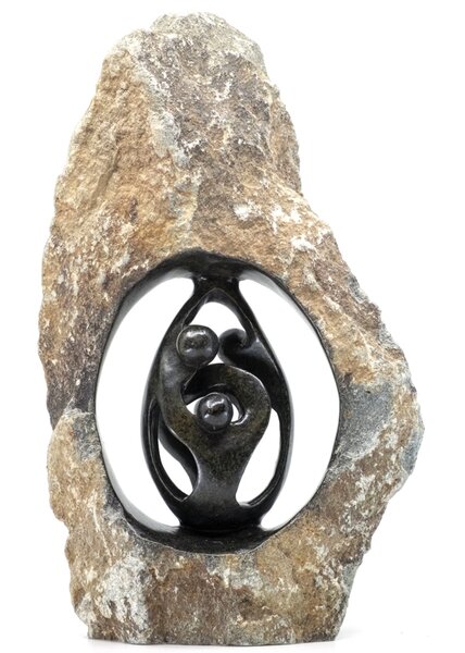 Stenen beeld ruw, gezin en familie 4 personen. Vader, moeder, ouders en 2 kinderen. 37 cm hoog. Zwart/grijs/bruin