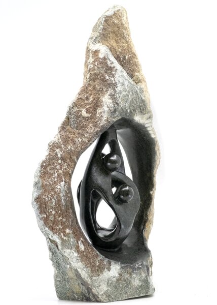 Stenen beeld ruw, gezin en familie 4 personen. Vader, moeder, ouders en 2 kinderen. 37 cm hoog. Zwart/grijs/bruin