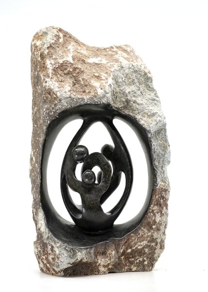 Stenen beeld ruw, gezin en familie 4 personen. Vader, moeder, ouders en 2 kinderen. 35 cm hoog. Zwart/grijs/bruin