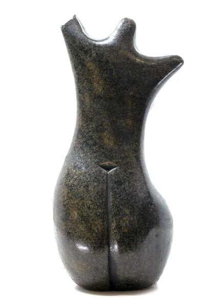 Stenen beeld torso knielend 1 persoon, 21 cm hoog, zwart