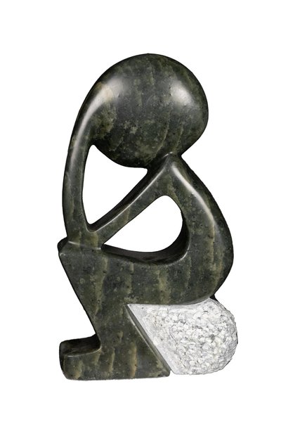 Stenen beeld denker zittend abstract 1 persoon, 14 cm hoog, groen