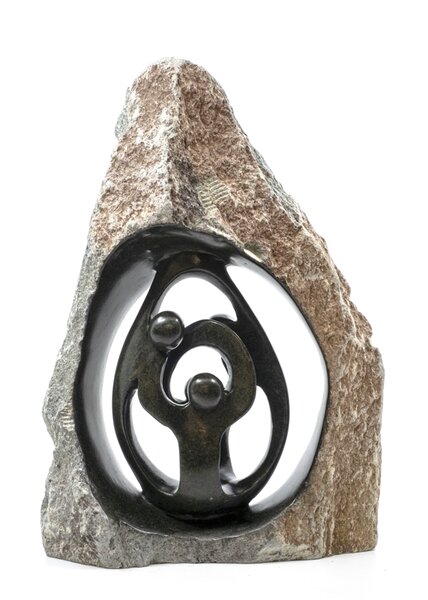 Stenen beeld ruw, gezin en familie 4 personen. Vader, moeder, ouders en 2 kinderen. 40 cm hoog. Zwart/grijs/bruin