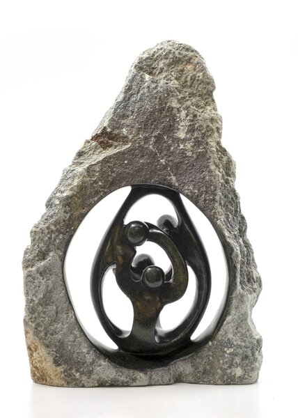 Stenen beeld ruw, gezin en familie 4 personen. Vader, moeder, ouders en 2 kinderen. 40 cm hoog. Zwart/grijs/bruin