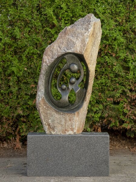 Stenen beeld ruwe lover familie 3 personen, 2 ouders en 1 kind, 89 cm hoog, groen