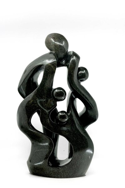 Stenen beeld gezin, familie 4 personen, vader, moeder, ouders en 2 kinderen uniek. 44 cm hoog, groen