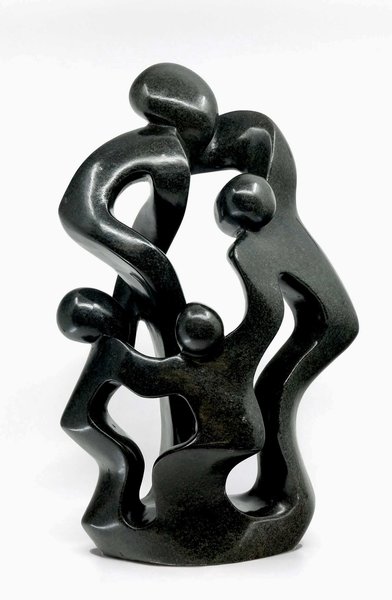 Stenen beeld gezin, familie 4 personen, vader, moeder, ouders en 2 kinderen uniek. 42 cm hoog, groen