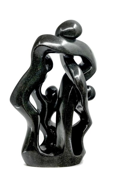 Stenen beeld gezin, familie 4 personen, vader, moeder, ouders en 2 kinderen uniek. 42 cm hoog, groen