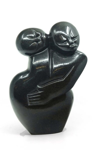 Stenen beeld gezin, familie 2 personen, vader, moeder, ouders en 1 kind. 26 cm hoog, zwart