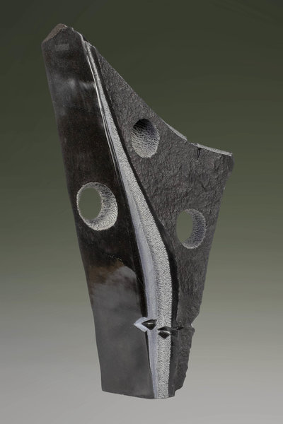 Stenen tuinbeeld, ruwe steen. Familie, gezin, 3 personen, vader, moeder en kinderen. Zwart/grijs