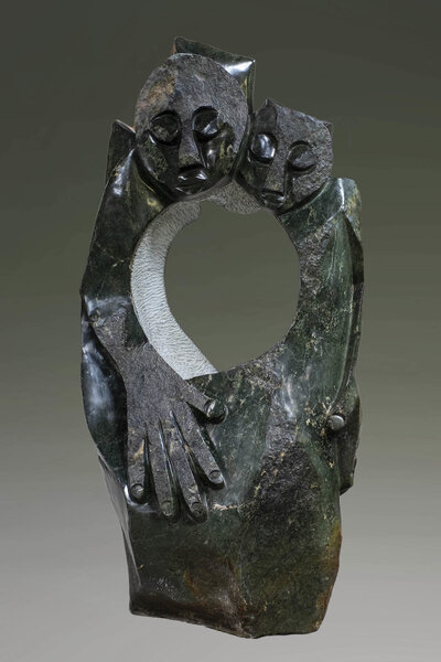 Stenen tuinbeeld, ruwe steen. Familie, gezin, 4 personen, vader, moeder en kinderen. Groen/grijs