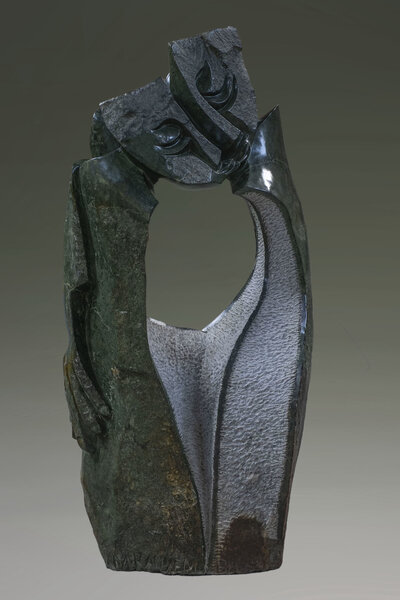 Stenen tuinbeeld, ruwe steen. Familie, gezin, 4 personen, vader, moeder en kinderen. Groen/grijs