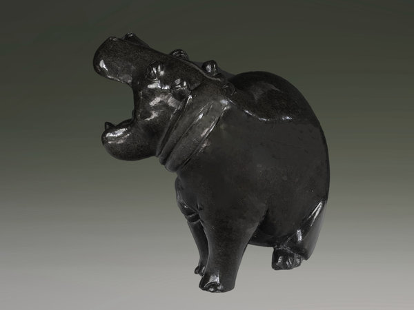 Stenen tuinbeeld uniek nijlpaard staand, Lazy Hippo, stenen dier zwart