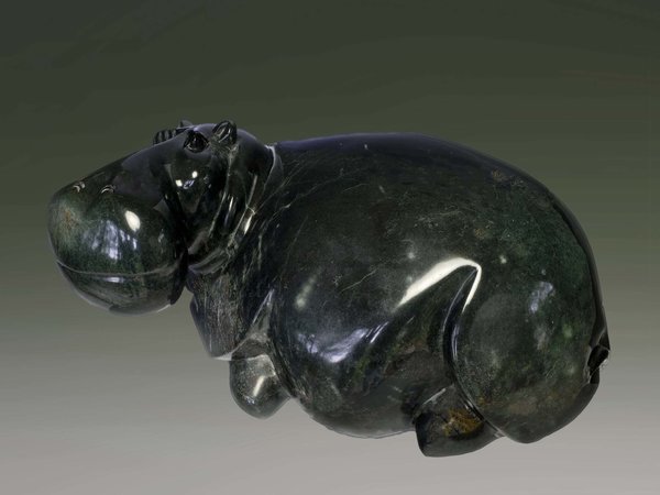 Stenen tuinbeeld uniek nijlpaard liggend, Hippo, stenen dier groen