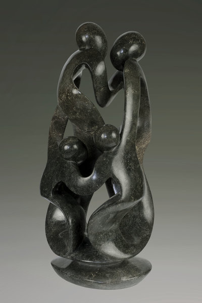 Stenen tuinbeeld, gezin en familie van 4 personen, vader, moeder en 2 kinderen. Uniek beeld