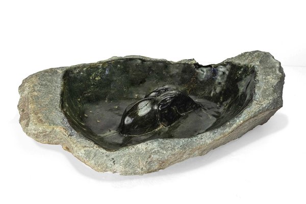 Stenen tuinbeeld unieke waterbak met olifant. Stenen dier in vijver groen