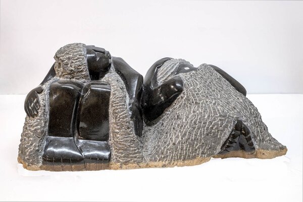 Stenen tuinbeeld ruwe steen, liefdespaar, familie, vrienden 2 personen. 26 cm hoog, zwart/grijs