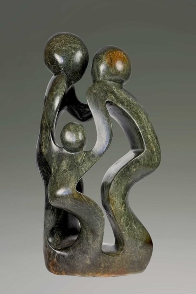 Stenen tuinbeeld gezin, familie 3 personen, vader, moeder, ouders en 1 kind. 55 cm hoog, groen