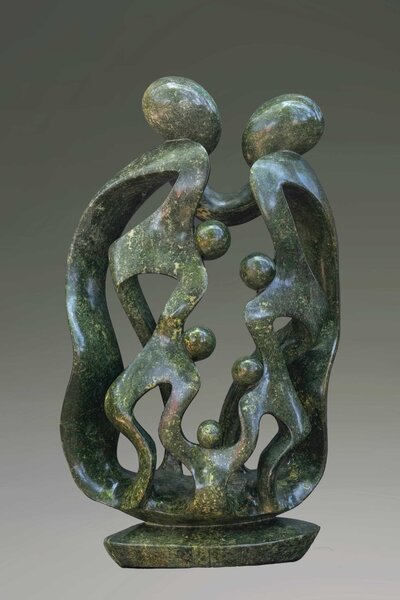 Stenen tuinbeeld gezin, familie, vrienden 7 personen, vader, moeder, ouders en 5 kind uniek. 164 cm hoog, groen