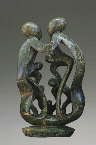 Stenen tuinbeeld gezin, familie, vrienden 7 personen, vader, moeder, ouders en 5 kind uniek. 164 cm hoog, groen