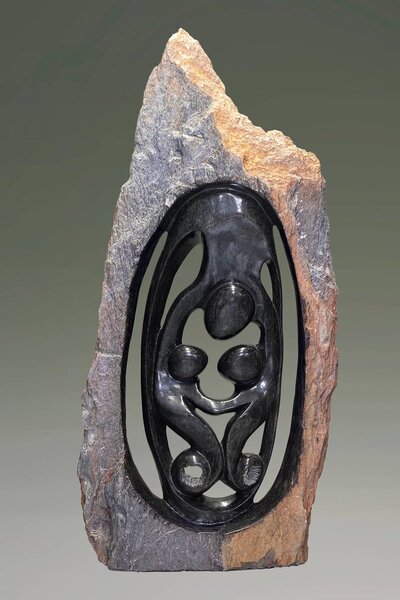 Stenen tuinbeeld gezin, familie 5 personen ruwe steen, vader, moeder, ouders en 3 kinderen. Bruin/zwart