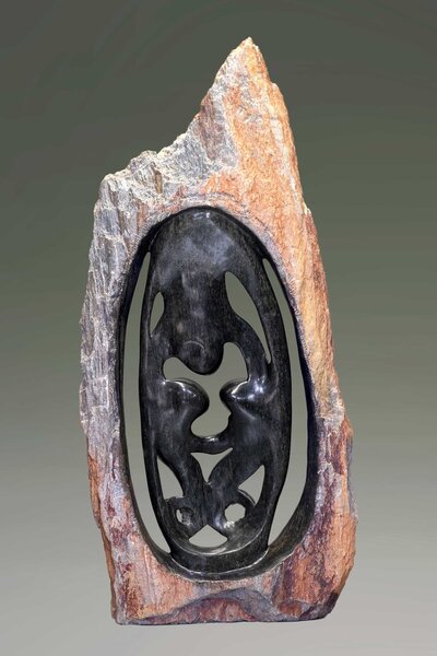 Stenen tuinbeeld gezin, familie 5 personen ruwe steen, vader, moeder, ouders en 3 kinderen. Bruin/zwart