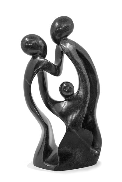 Stenen beeld gezin, familie 3 personen, vader, moeder, ouders en 1 kind uniek. 40 cm hoog, groen