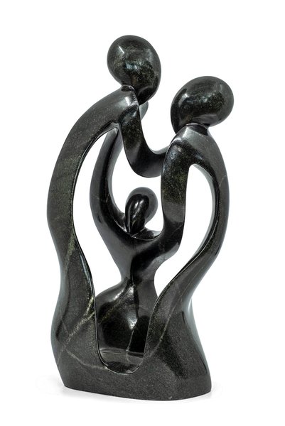 Stenen beeld gezin, familie 3 personen, vader, moeder, ouders en 1 kind uniek. 40 cm hoog, groen